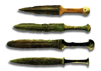 Vier Waffen (Metall und Holz)